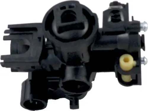 Hydraulikblock von Wolf, schwarz, mit mehreren Anschlüssen für eine Befülleinrichtung, zeigt verschiedene Adapter und Verbindungsstellen.